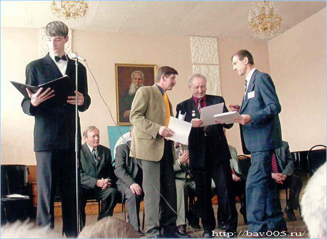 Владимир Соловьёв награждает В. Александрова и А. Белоусова. Тула, 2003 год: http://bav005.ru/